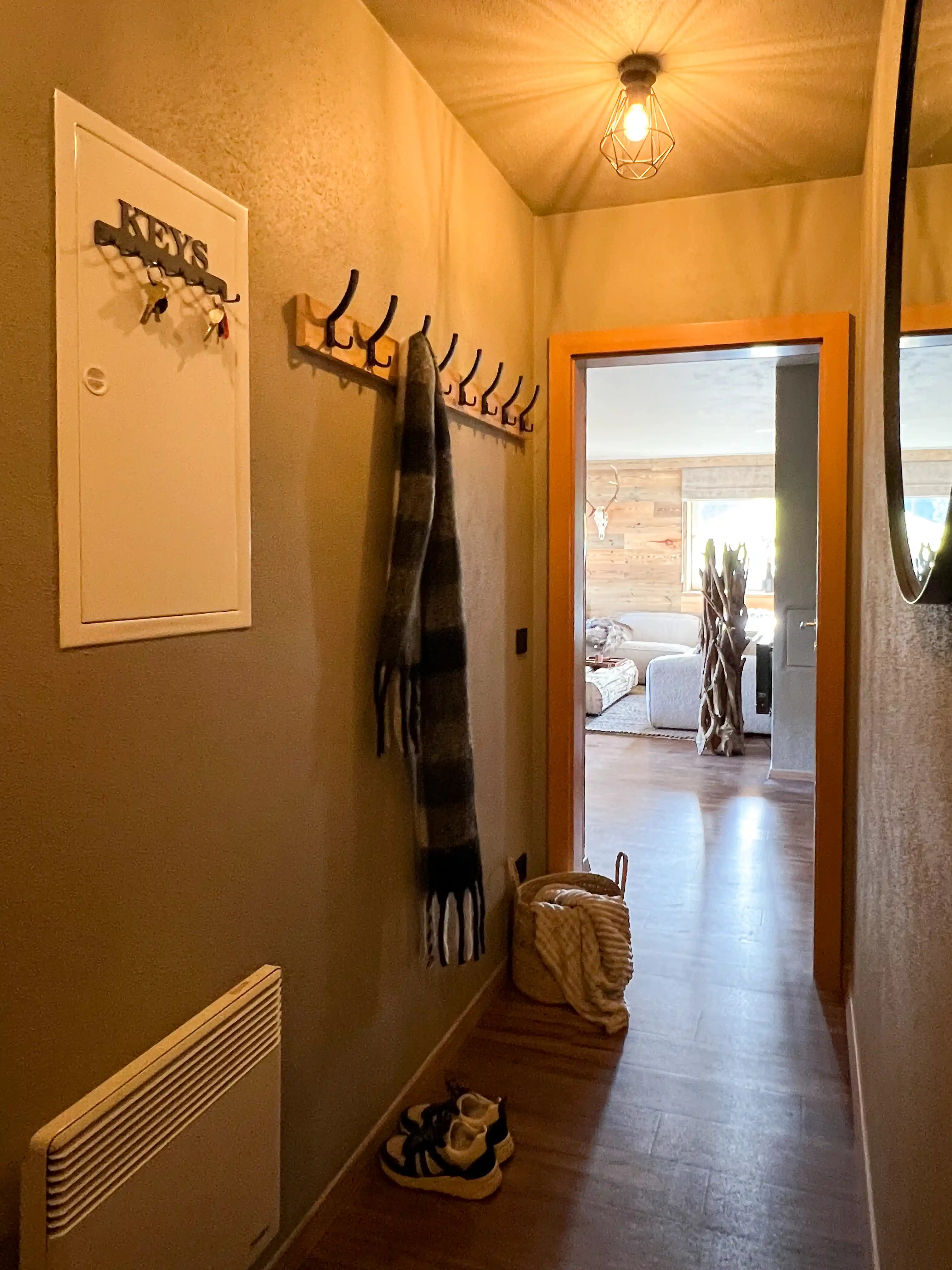De hal met separaat toilet, entree naar de woonkamer en naar de hoofdslaapkamer met badkamer en suite