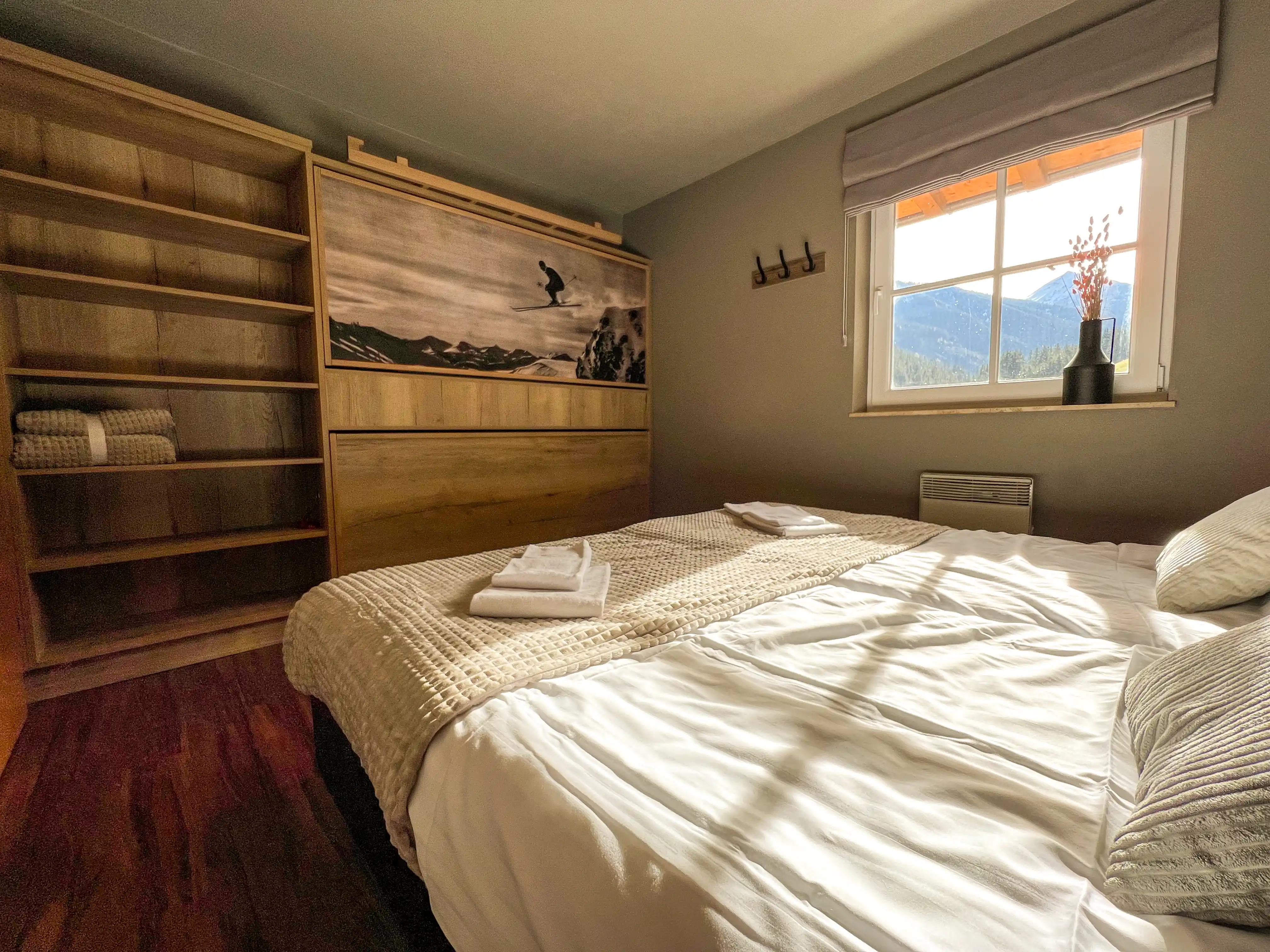 De 3 slaapkamers met luxe 2-persoons boxspringbedden zorgen voor een goede nachtrust.