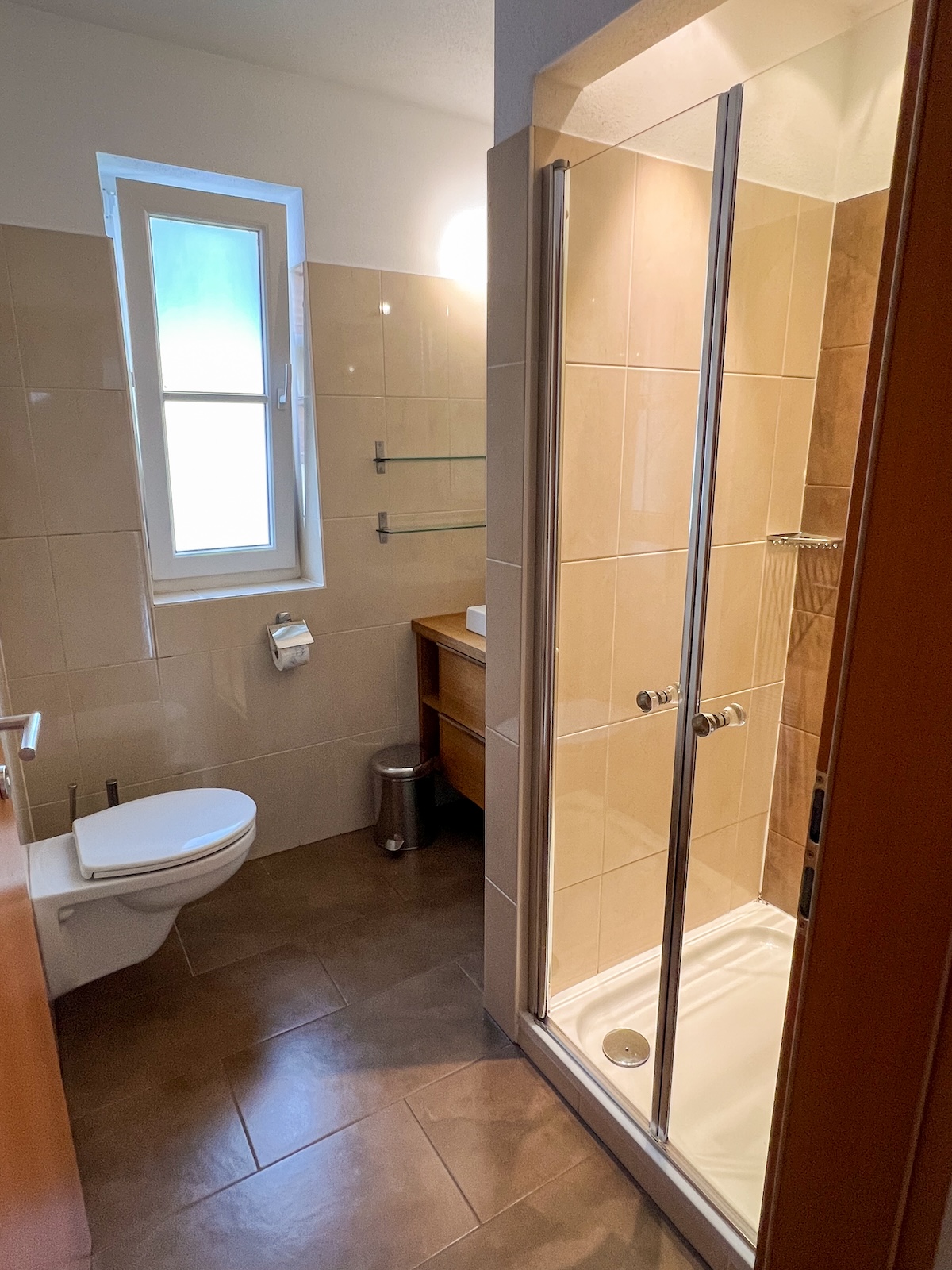 Badkamer met toilet en douche