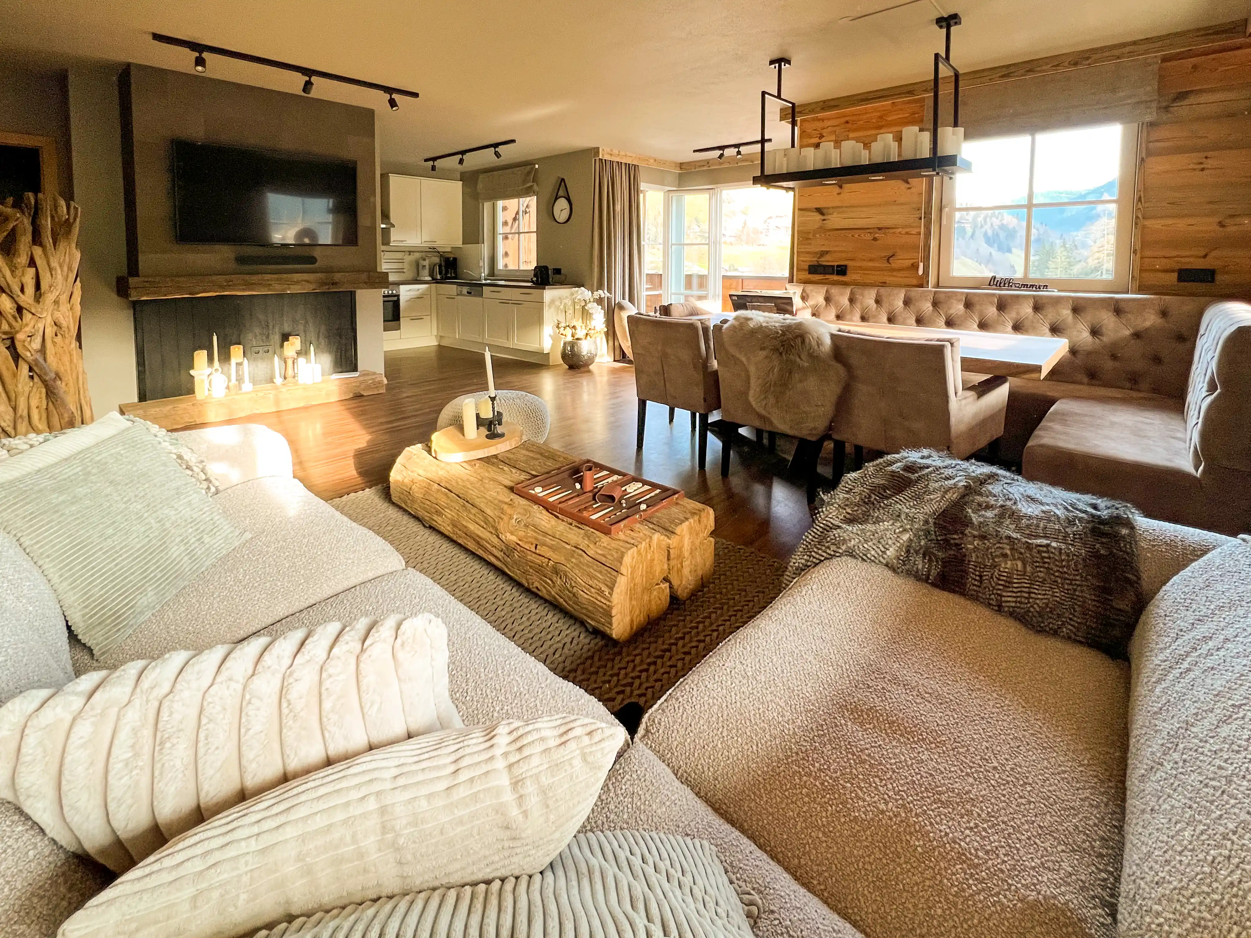 Warme houttinten, comfortabele meubels, moderne voorzieningen en sfeervolle details zorgen voor een gezellige en stijlvolle ambiance.