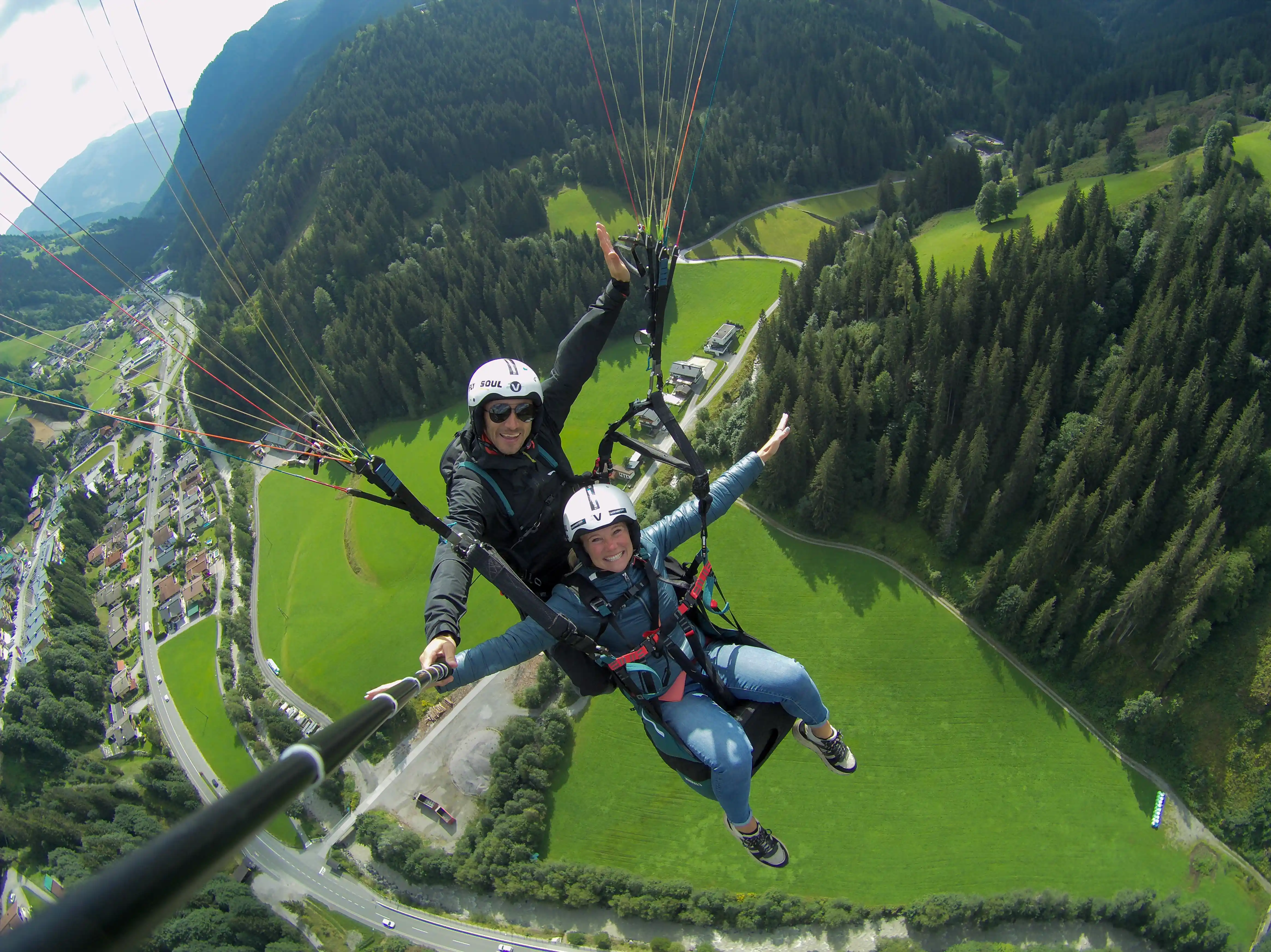 Paragliden vanaf de top van de bergen