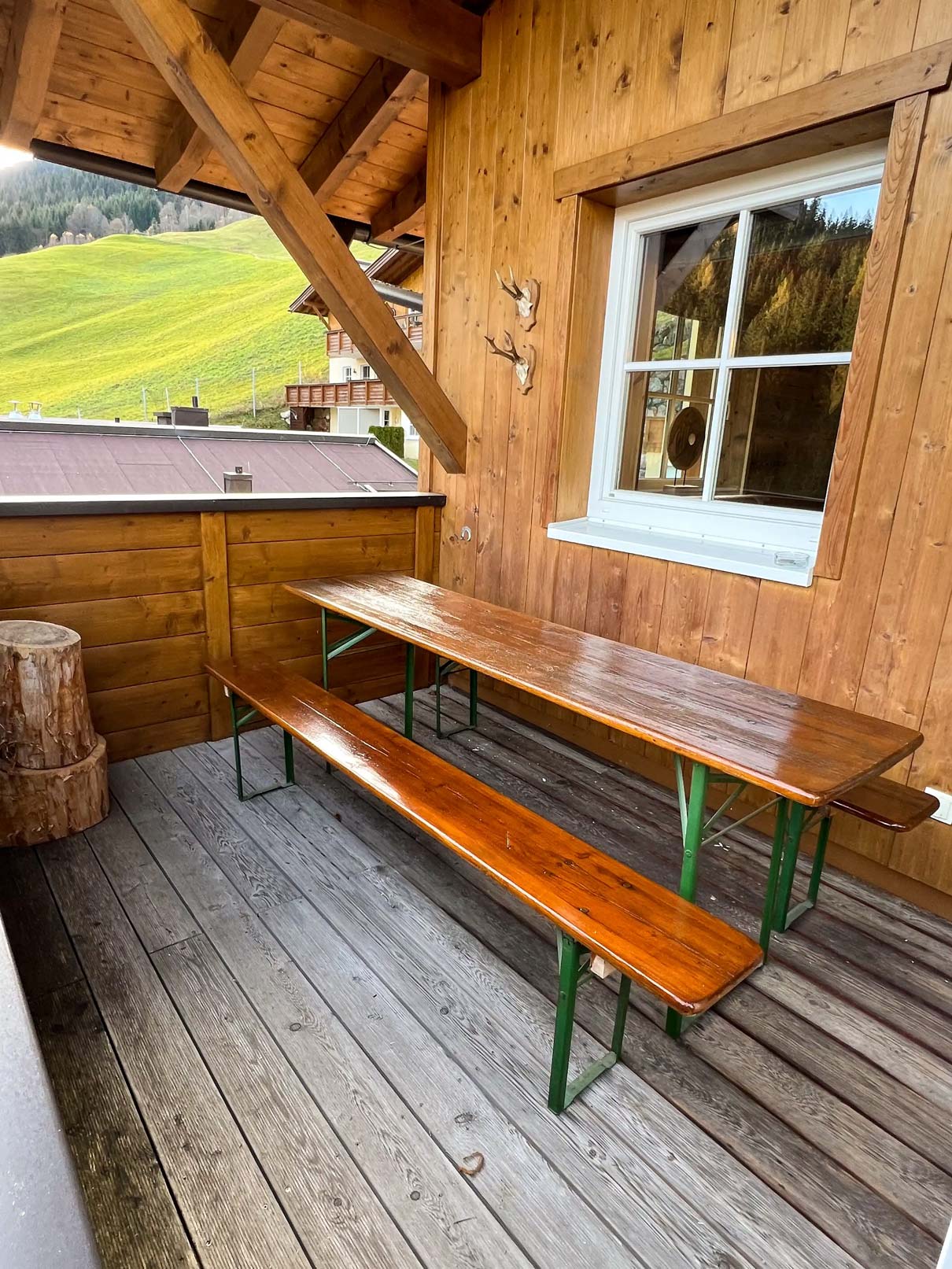 Balkon met eettafel en banken